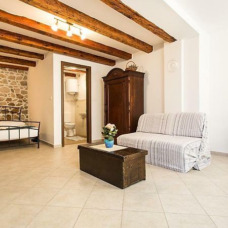 Apartment & Room Antonio Vrbnik Buitenkant foto