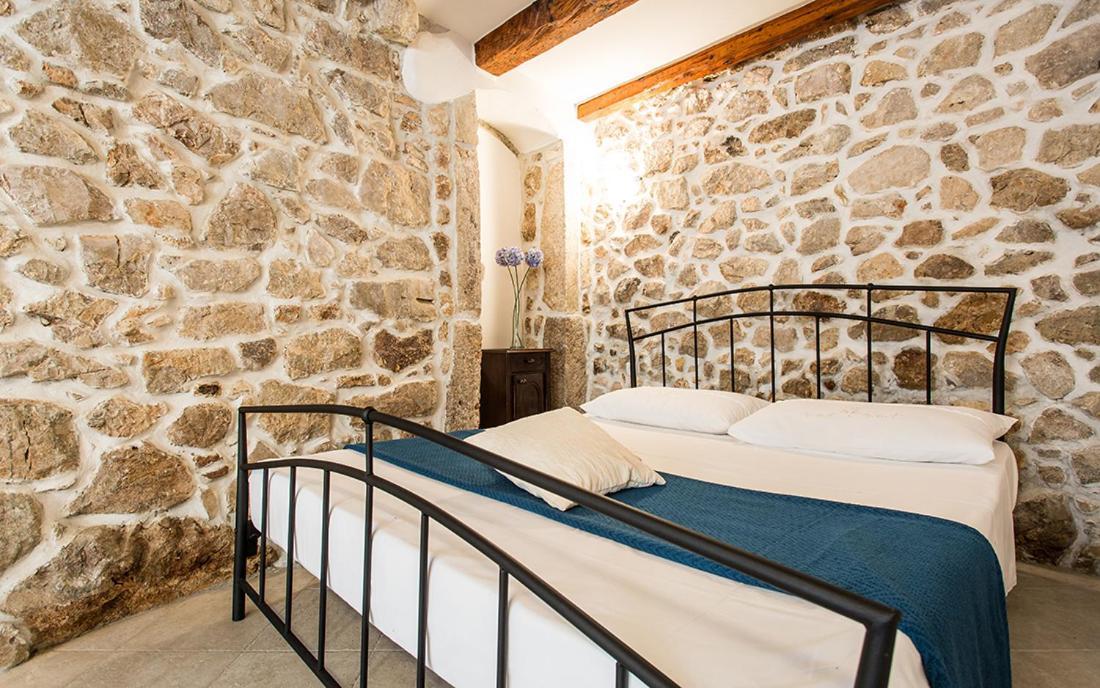 Apartment & Room Antonio Vrbnik Buitenkant foto