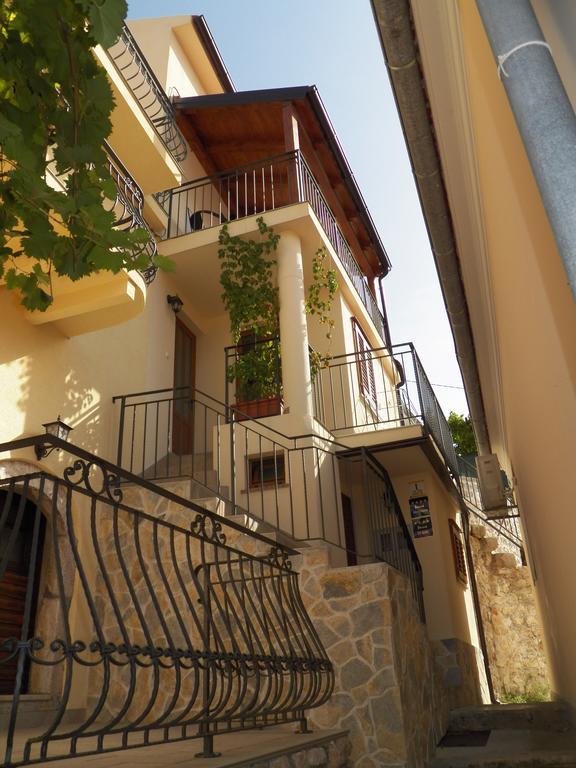 Apartment & Room Antonio Vrbnik Buitenkant foto