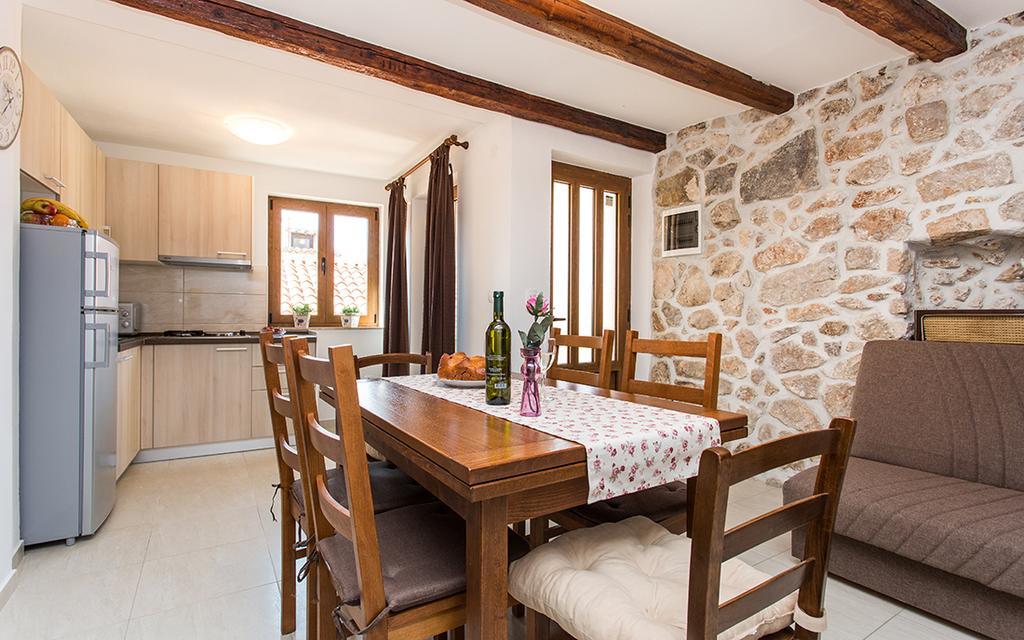 Apartment & Room Antonio Vrbnik Buitenkant foto