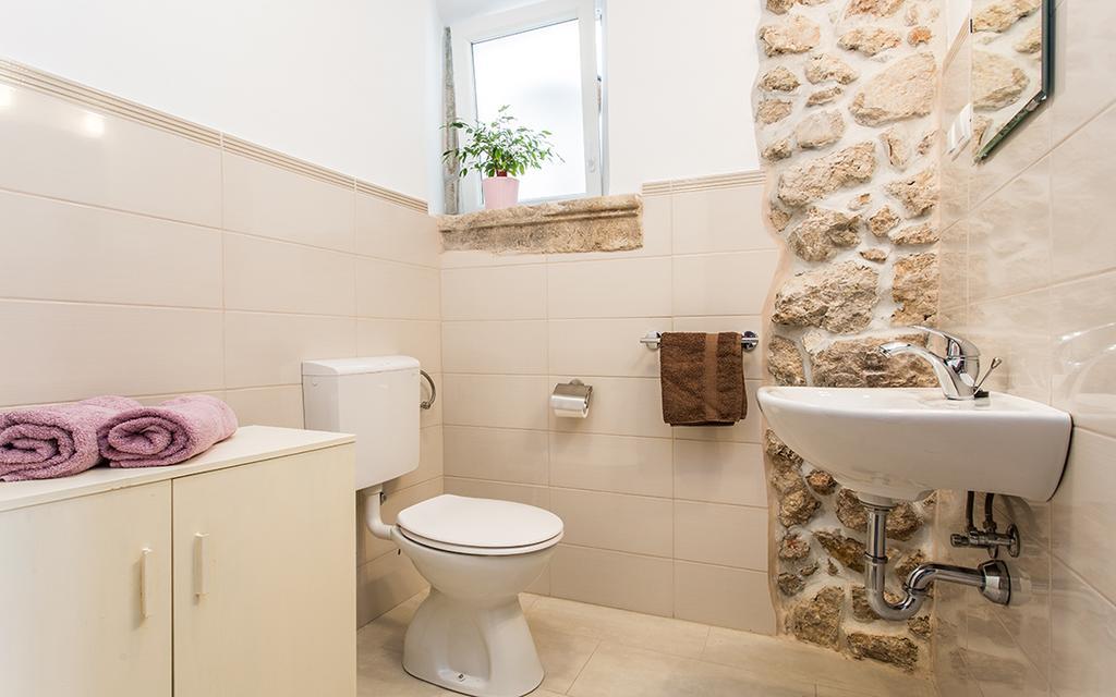 Apartment & Room Antonio Vrbnik Buitenkant foto
