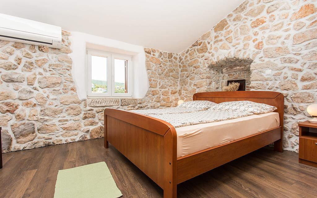 Apartment & Room Antonio Vrbnik Buitenkant foto