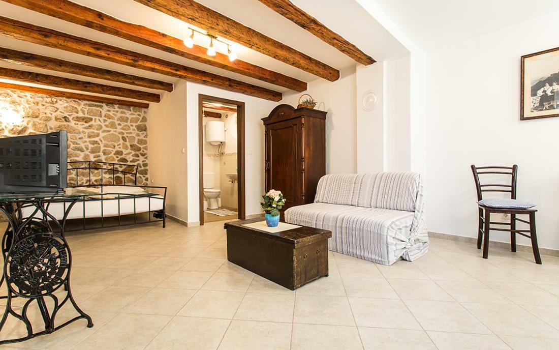 Apartment & Room Antonio Vrbnik Buitenkant foto