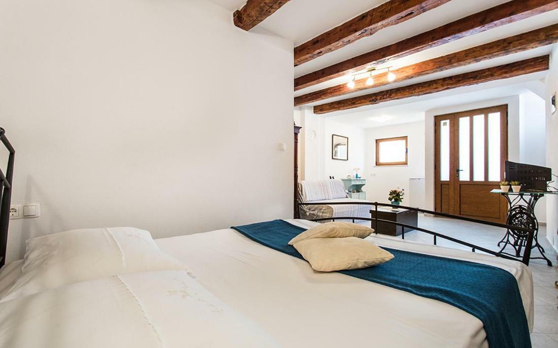 Apartment & Room Antonio Vrbnik Buitenkant foto