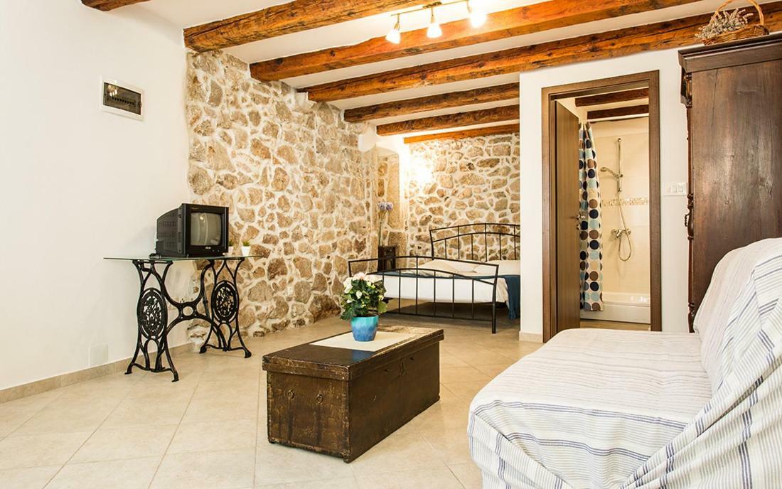 Apartment & Room Antonio Vrbnik Buitenkant foto